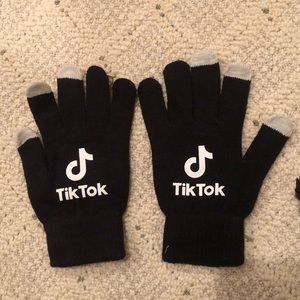 TikTok touchscreen gloves